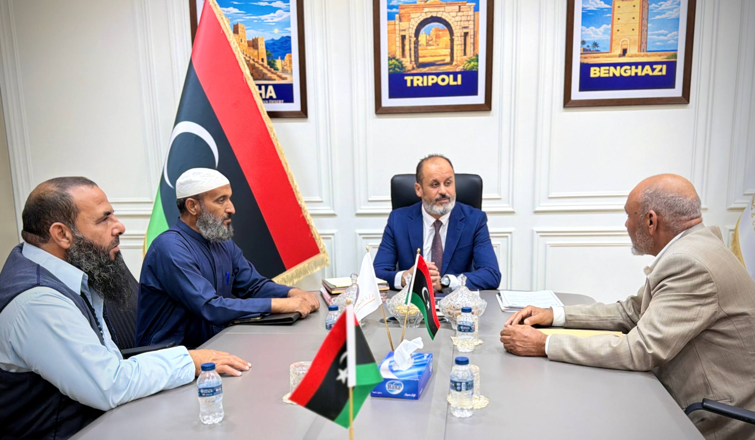 وزير الإسكان والتعمير يبحث مع وفد من بلدية الحوامد احتياجات البلدية وسبل استئناف المشاريع الخدمية المتعثرة