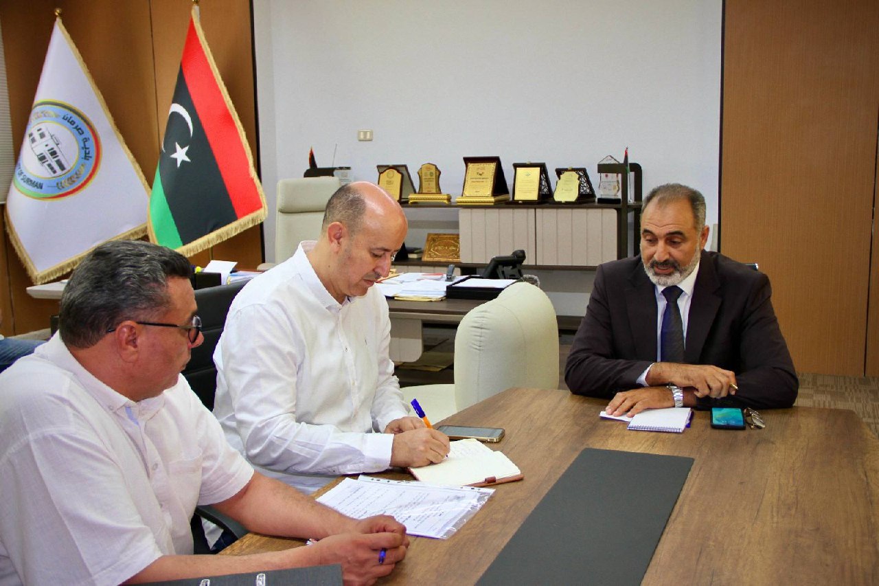 ديوان الإسكان والتعمير بالمنطقة الغربية يبحث سبل استكمال المشاريع الخدمية المتعثرة ببلدية صرمان