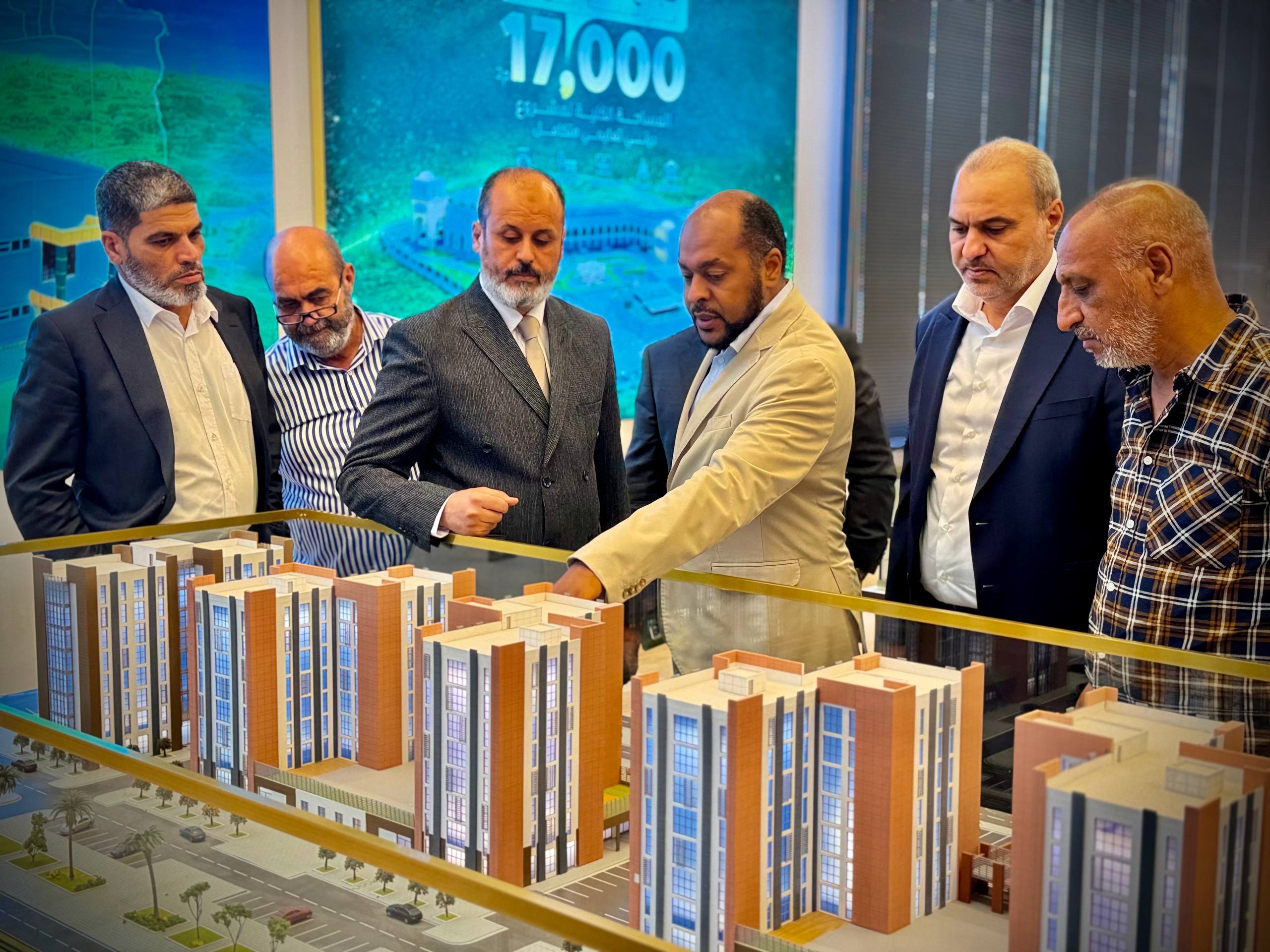 وزير الإسكان والتعمير يتفقد سير العمل بالمجمع الإداري التابع للشركة الليبية للتنمية والاستثمار القابضة