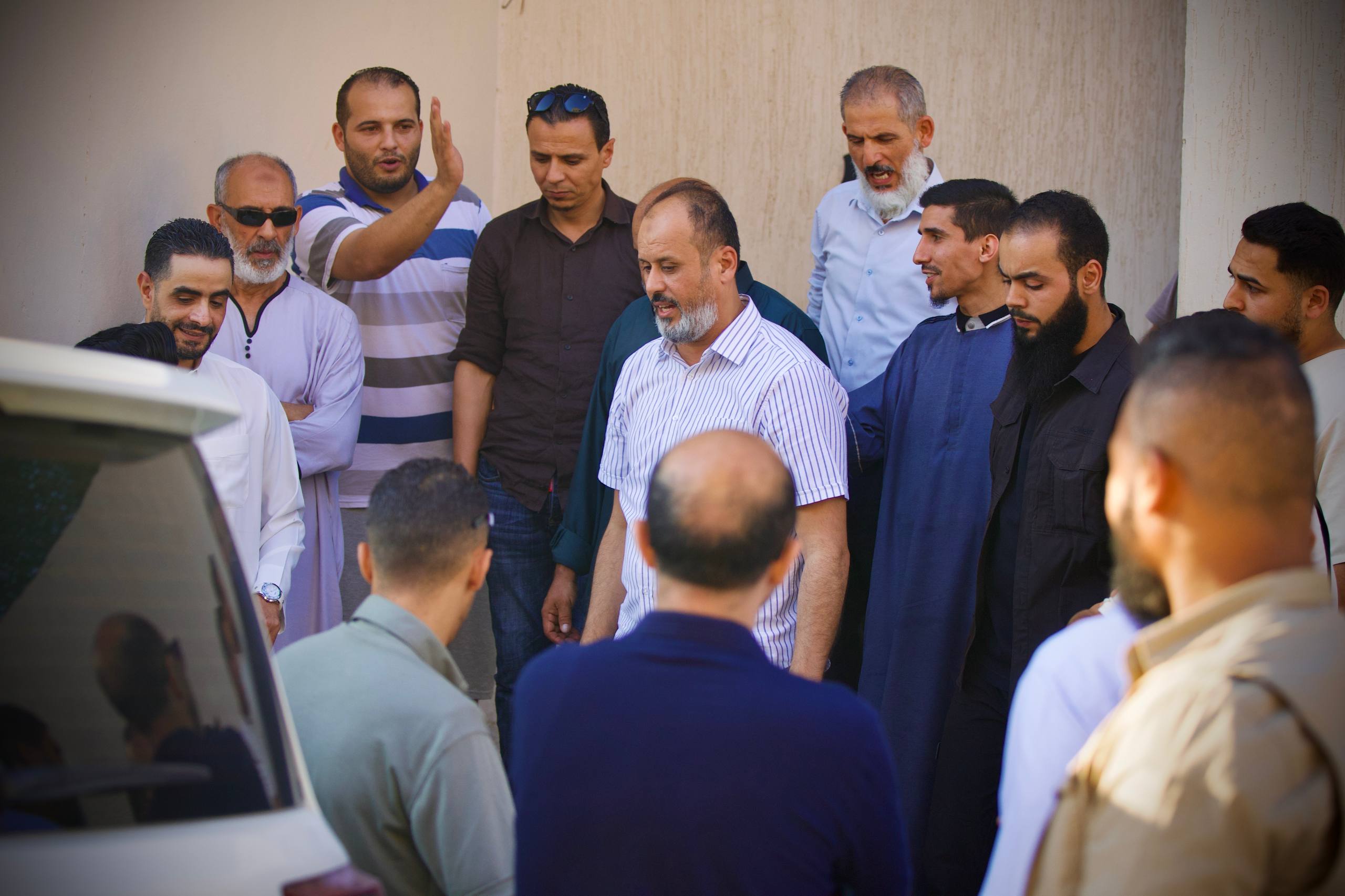 وزير الإسكان والتعمير يلتقي أهالي منطقة الهضبة ويستمع إلى مطالبهم خلال جولة ميدانية