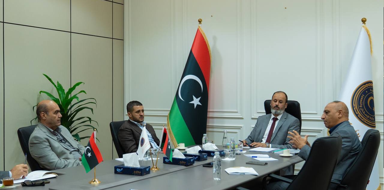وزير الإسكان والتعمير يبحث مع الأجهزة التابعة سير المشاريع وفرص الاستثمار في القطاع الإسكاني