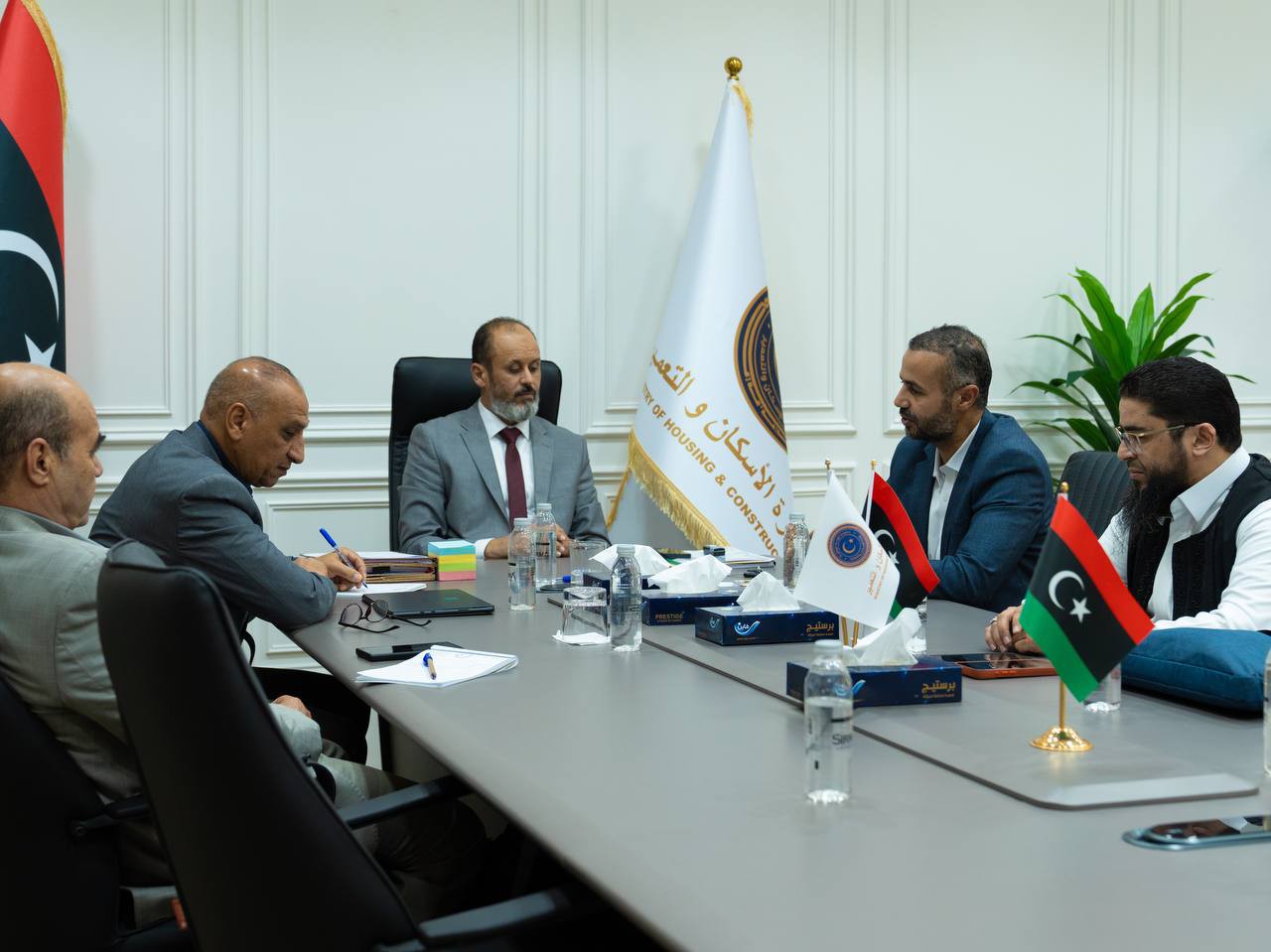 وزير الإسكان والتعمير يبحث مع شركة الميراج آفاق الاستثمار في المشروعات الإسكانية المتكاملة