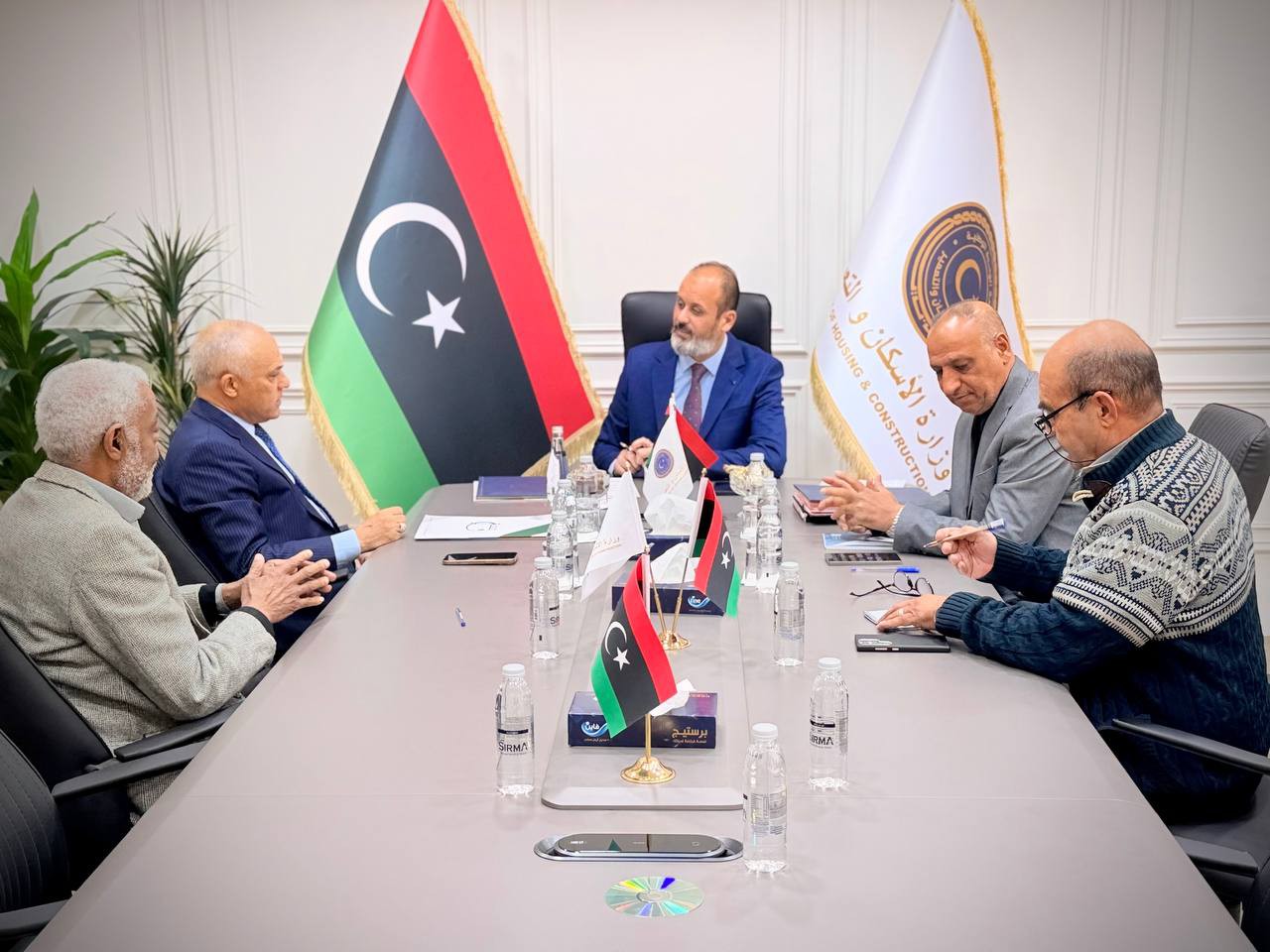 وزير الإسكان والتعمير يعقد اجتماعًا مشتركًا مع رئيسي الهيئة الوطنية للتخطيط العمراني وجهاز تطوير مدينة طرابلس