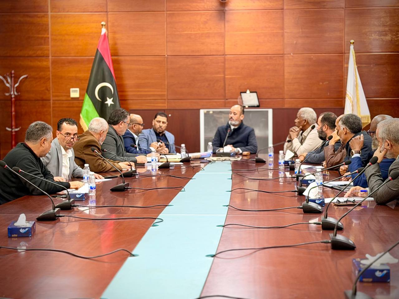 وزير الإسكان والتعمير يعقد اجتماعا مع صندوق إعمار جنوب طرابلس سهل الجفارة ولجنة التعويضات بالصندوق