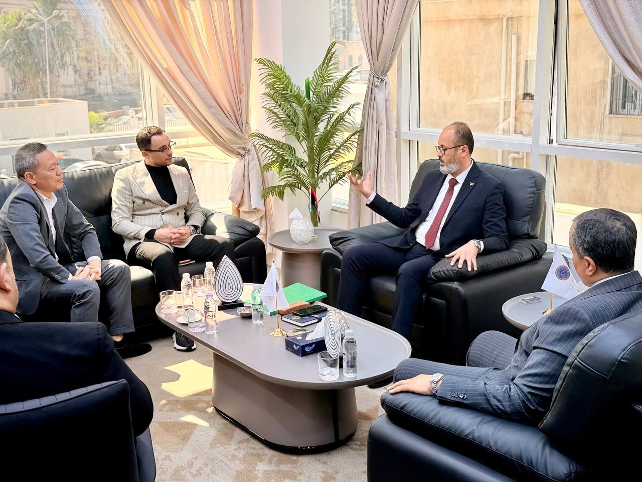 وزارة الإسكان ومصرف الادخار يبحثان مع شركات صينية تنفيذ مشاريع استراتيجية