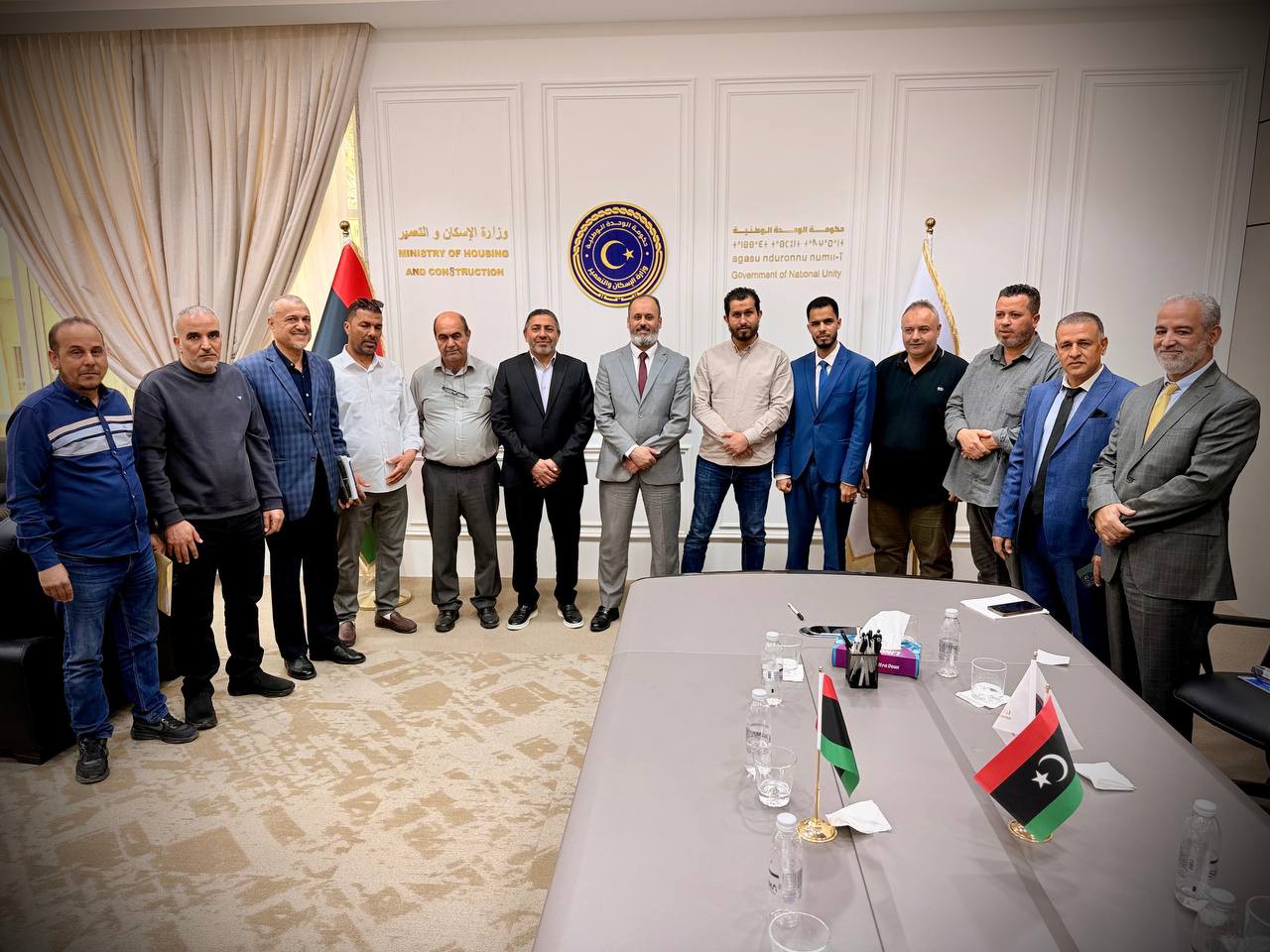 وزير الإسكان يؤكد حرصه على إنصاف المواطنين خلال اجتماع موسع مع بلدية عين زارة