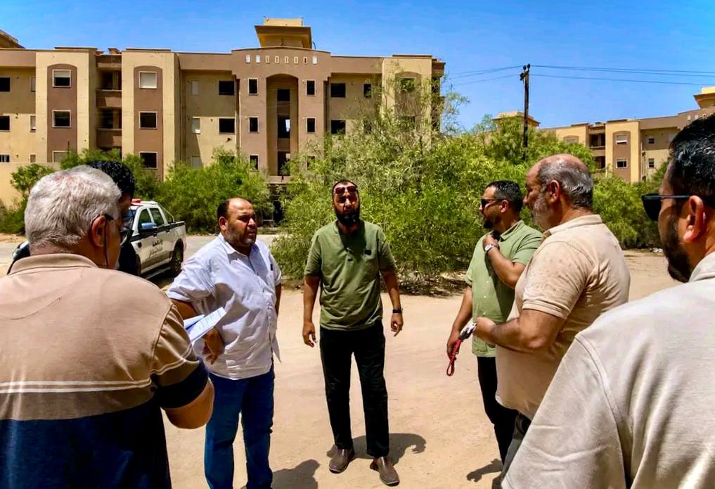 لجنة فنية تابعة لوزارة الإسكان تعاين مشروعات الوحدات السكنية في بلدية الزاوية الكبرى