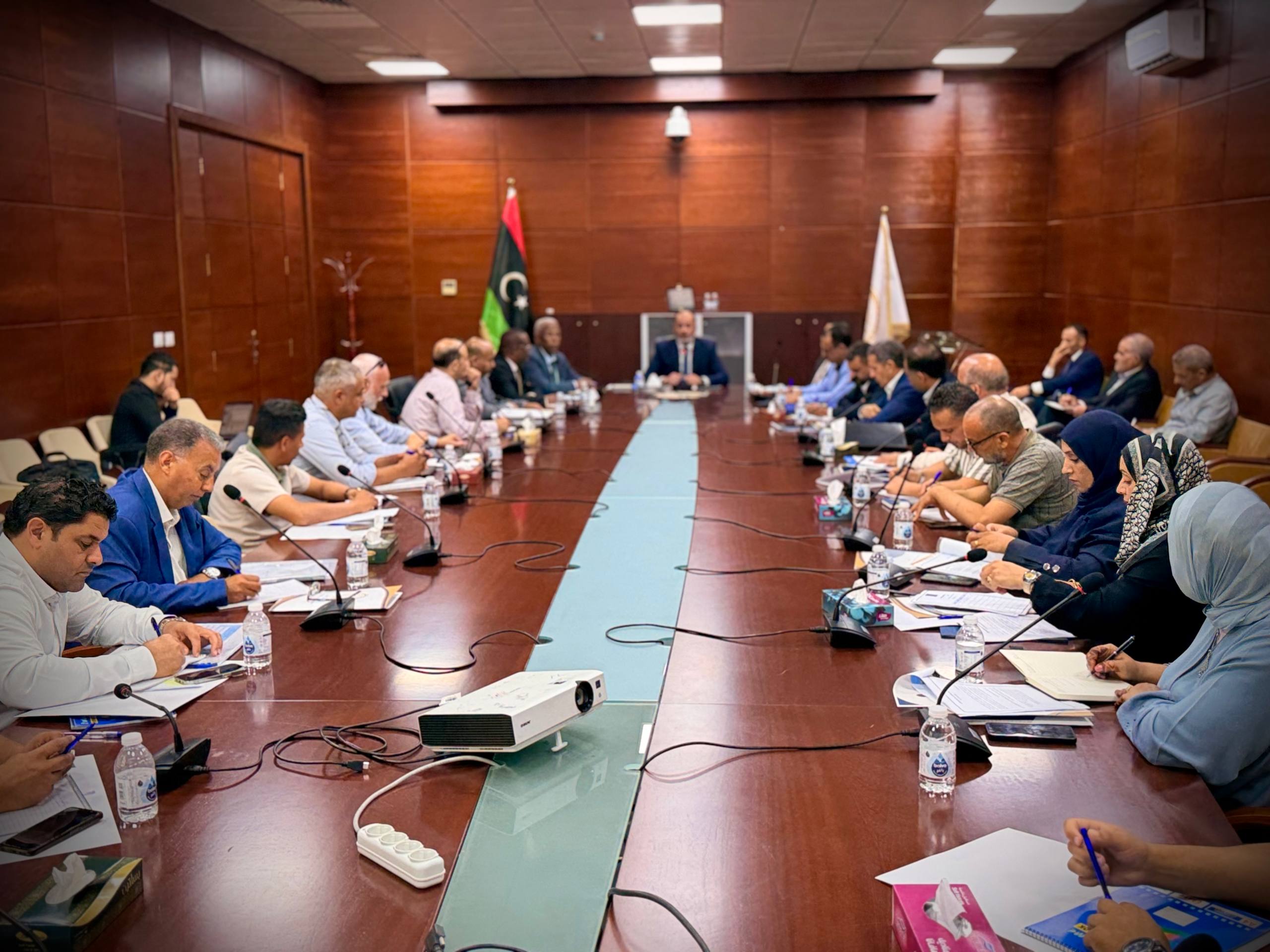 وزير الإسكان يترأس اجتماعاً موسعاً لمناقشة سير العمل وتقييم الأداء للنصف الأول من العام